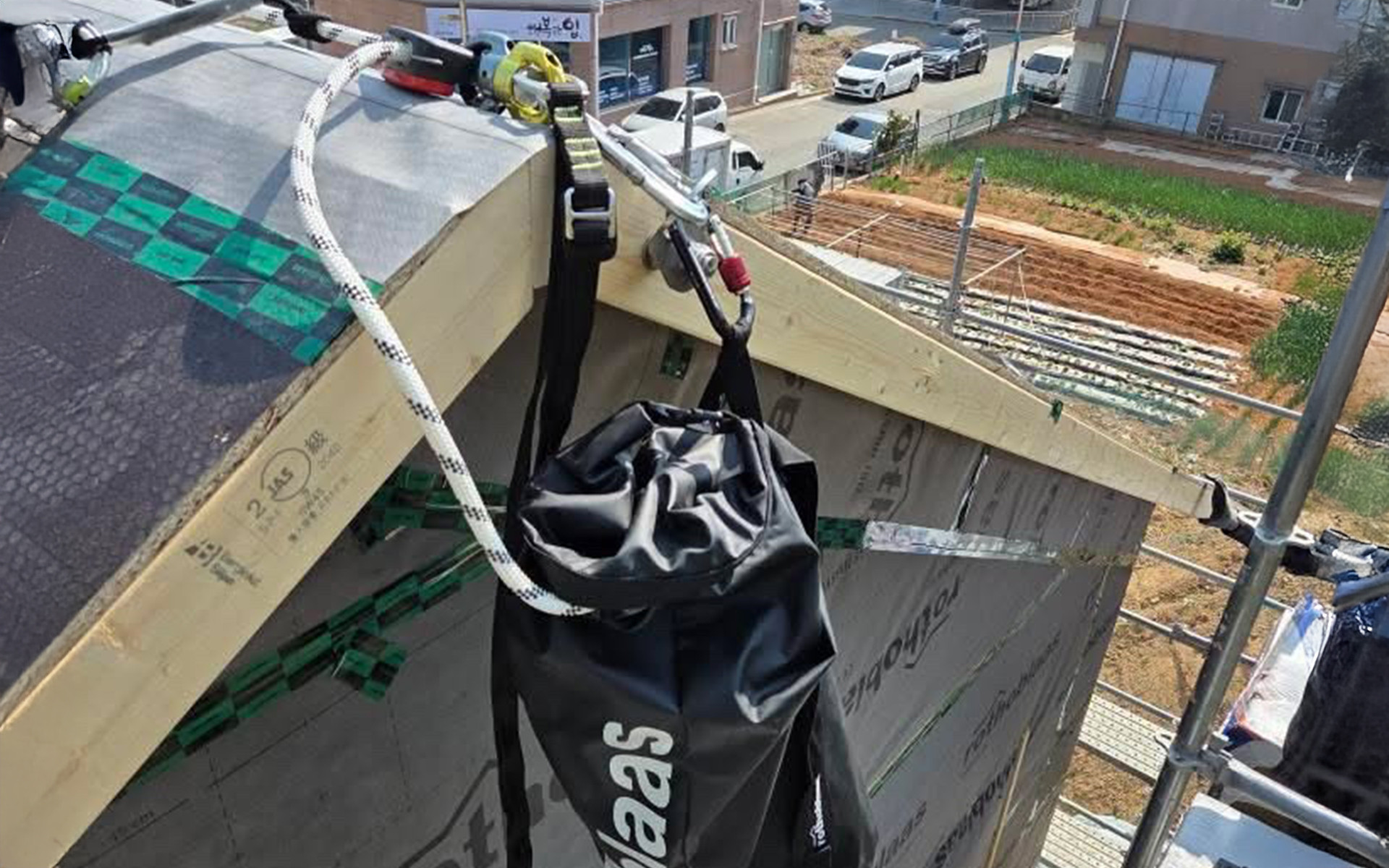 Workers installing HOLD-SYSTEM® on a sloped roof in South Korea 