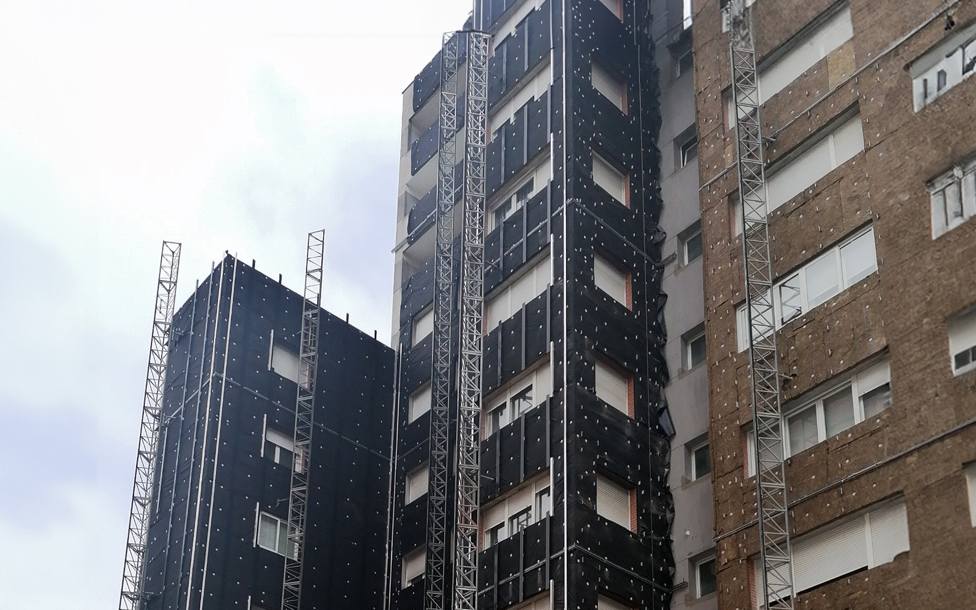 Detail of a ventilated façade system with UV-resistant membrane and rear ventilation cavity