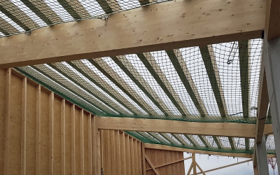 Rete anticaduta per protezione collettiva in cantiere in legno