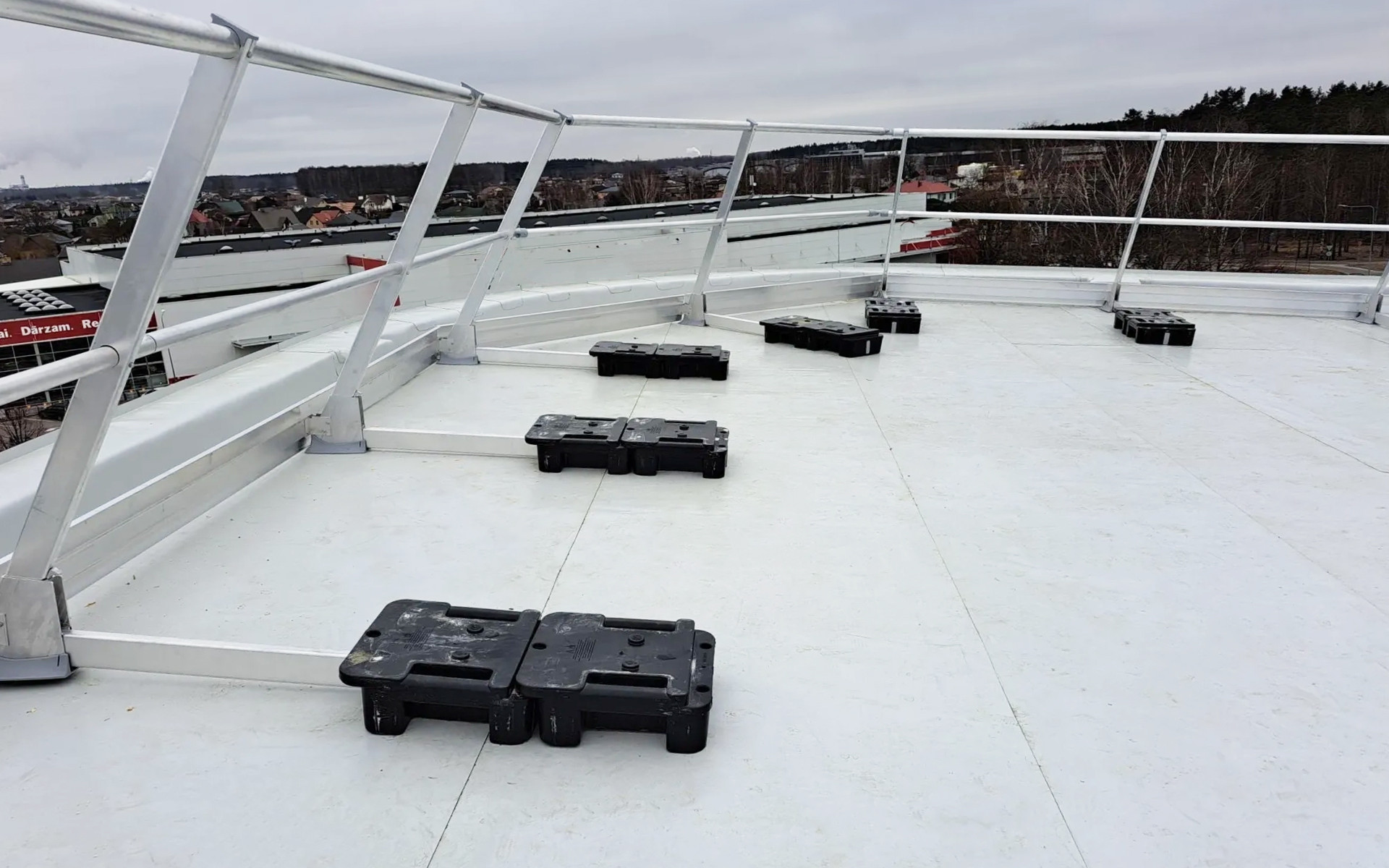 Rothoblaas, BORDER modular guardrail system on flat industrial roof