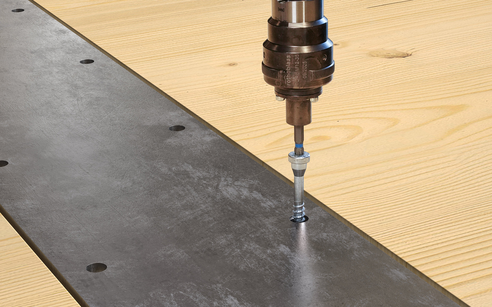 Installazione di vite HBS PLATE con coppia controllata per giunzione legno-acciaio