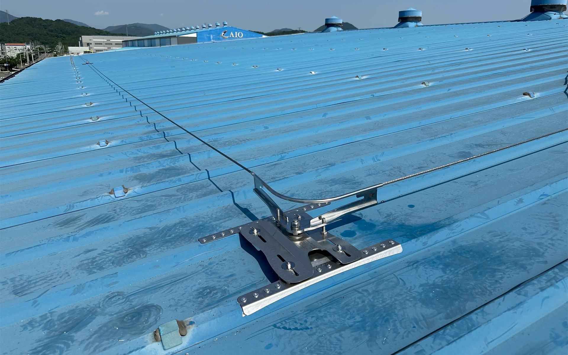 Rothoblaas, PATROL horizontal lifeline installed on industrial roof 