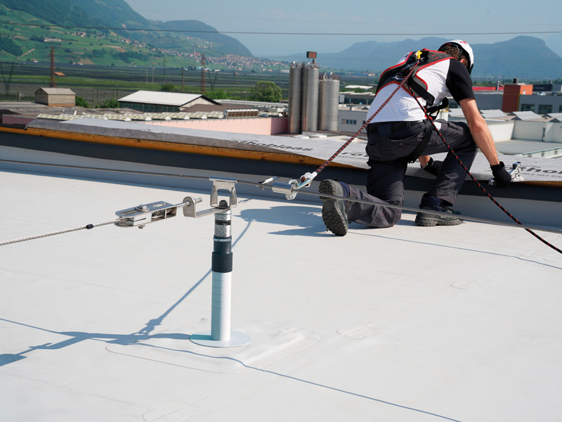 applicazione-linea-vita-su-supporto-con-piastra-di-base-maggiorata-per-coperture-in-legno-acciaio-e-calcestruzzo-patrol-tower-xl