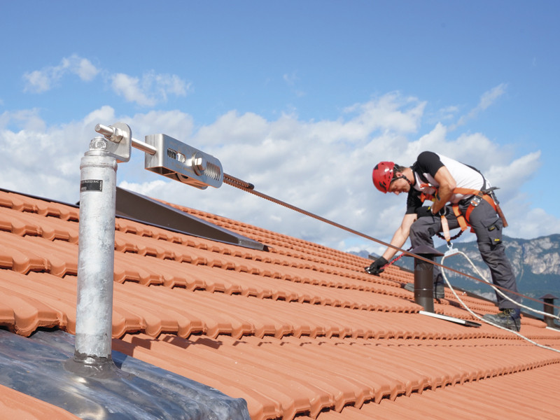 applicazione-linea-vita-su-supporto-per-coperture-in-legno-calcestruzzo-e-acciaio-patrol-tower