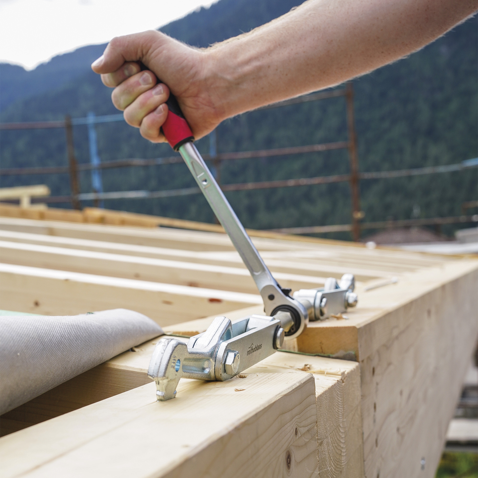 applicazione-tiratrave-skorpio-unione-travi-in-legno-massiccio-skorpio