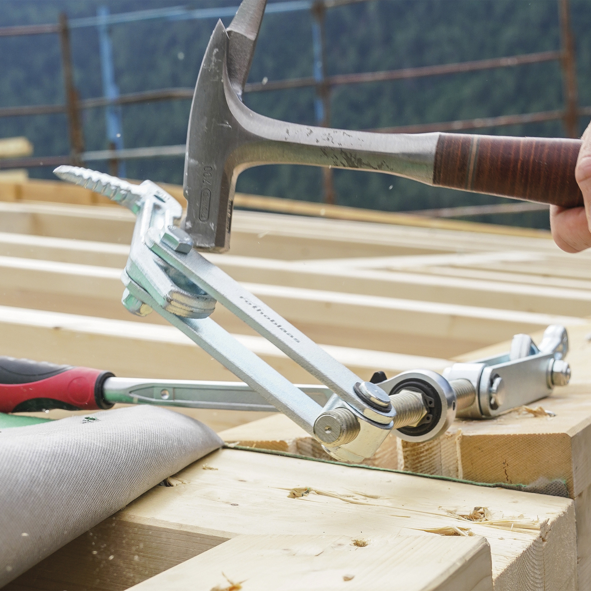 applicazione-allentamento-tiratrave-skorpio-gancio-trave-in-legno-skorpio