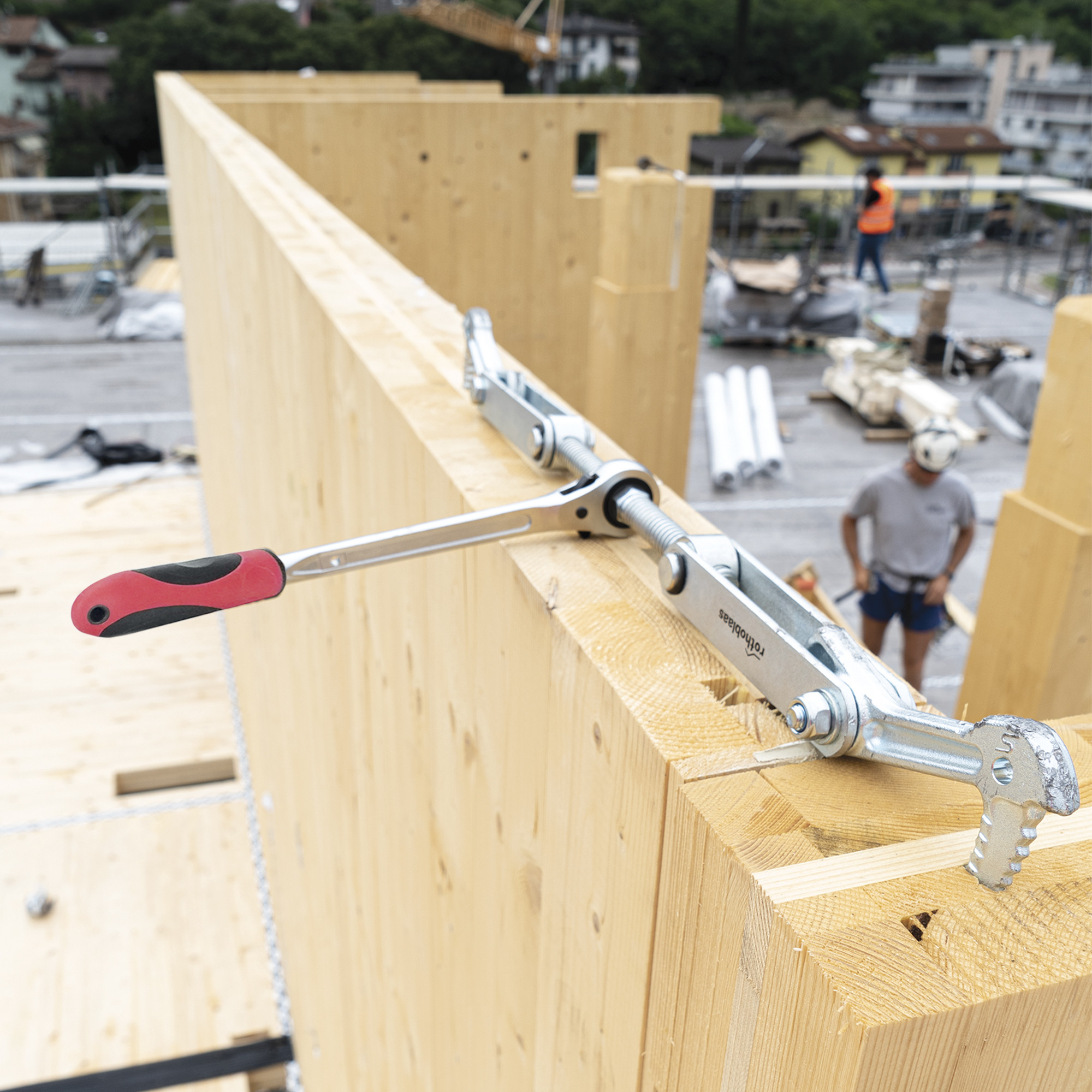 applicazione-attrezzo-per-travi-in-legno-skorpio-cantiere-struttura-skorpio