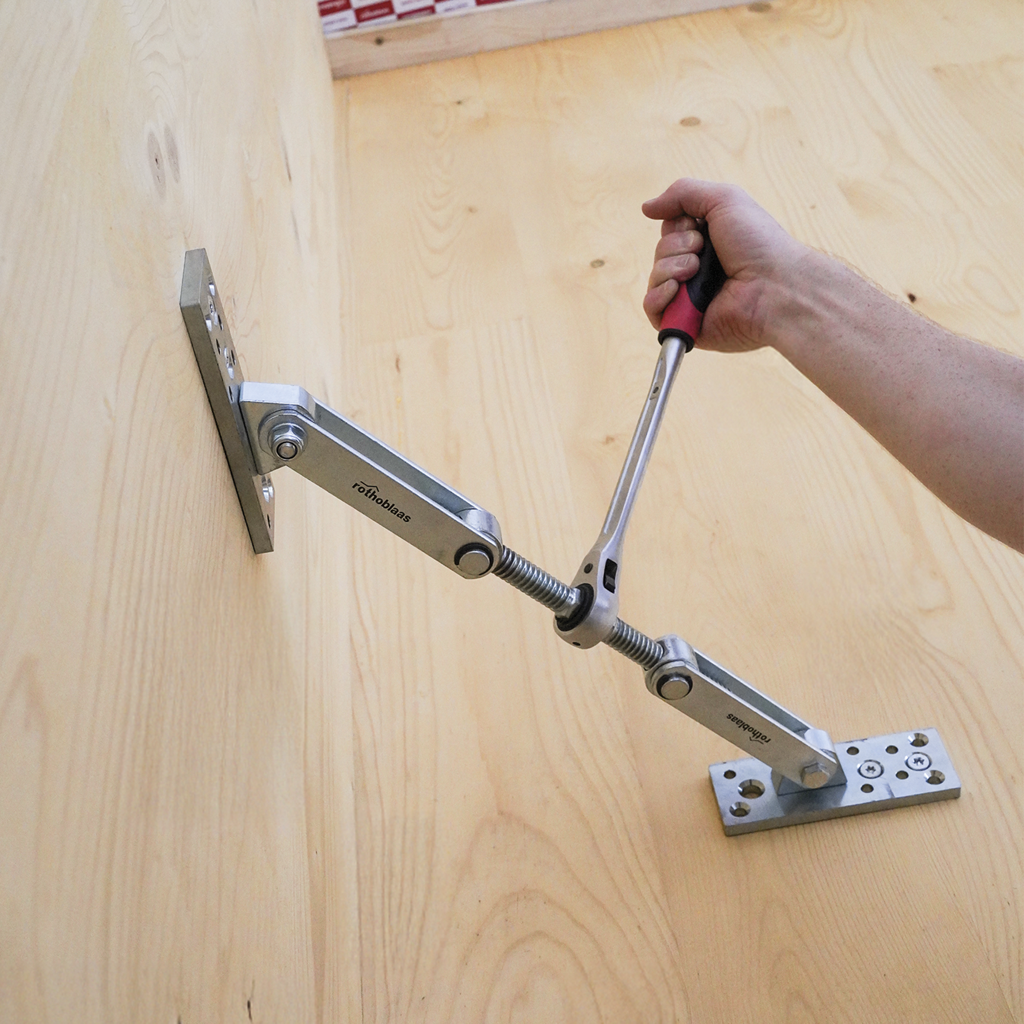 applicazione-tirapannelli-geko-assemblaggio-parete-legno-massiccio-geko