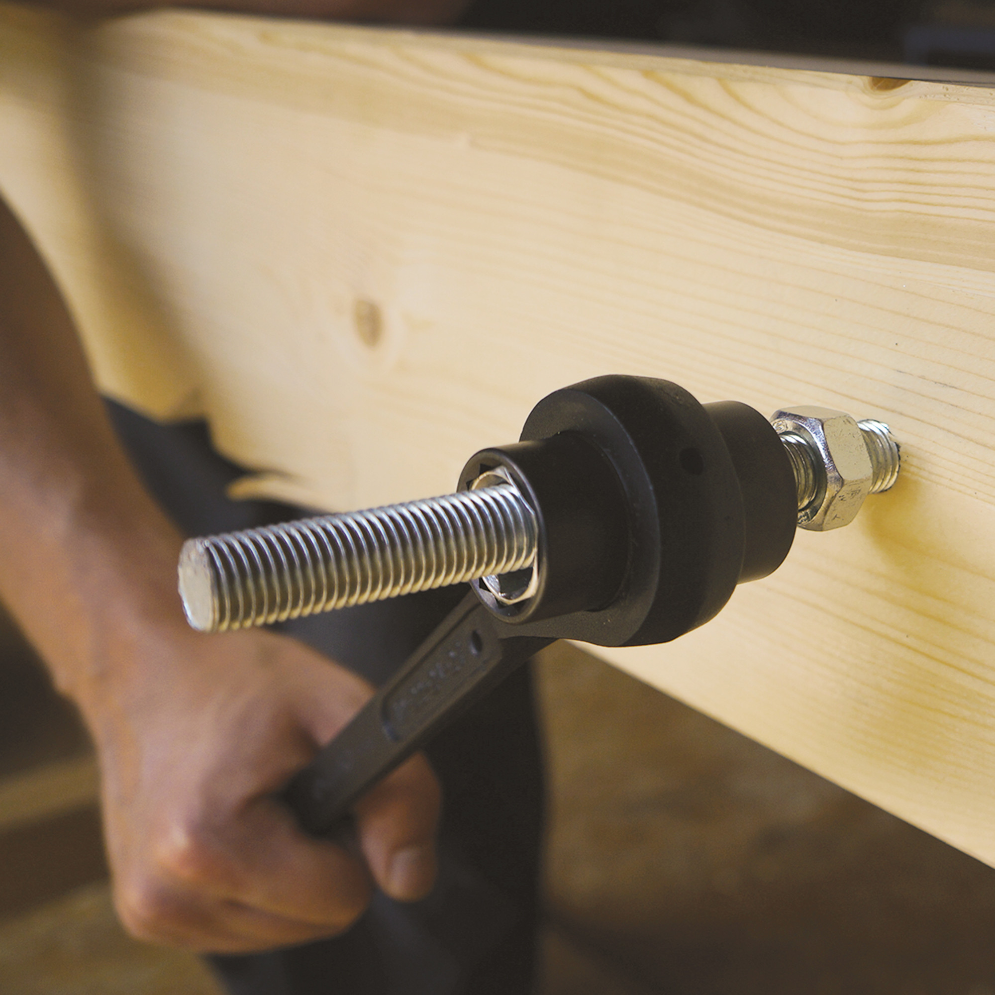 applicazione-chiave-combinata-a-cricchetto-cricket-serraggio-barra-filettata-legno-cricket