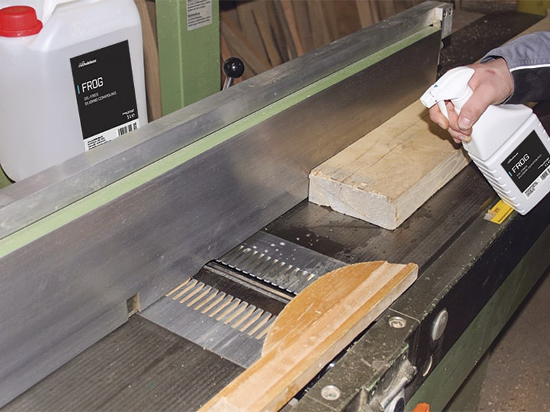 applicazione-scivolante-per-legno-senza-siliconi-frog