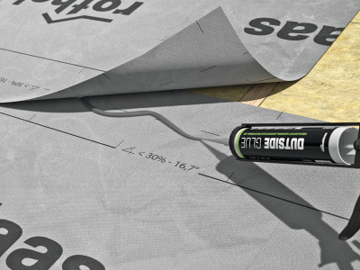 applicazione-colla-adesiva-universale-ad-elevata-elasticità-per-uso-esterno-outside-glue