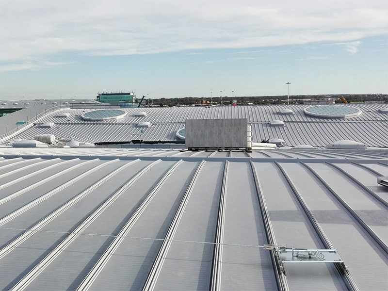 linea-vita-su-supporto-per-coperture-in-lamiera-con-aggraffatura-applicazione
